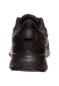 Chaussure de sport noire avec dessus en mesh, col rembourré et semelle en caoutchouc texturée. Détails comprenant une languette de talon marquée et un support de talon.