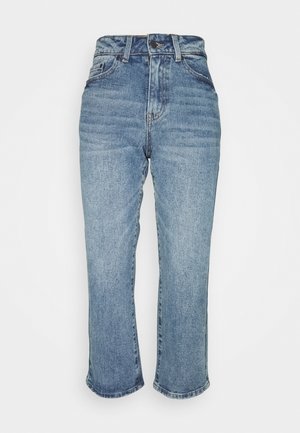 Jean en denim bleu taille haute à coupe droite, avec bouton et fermeture éclair à l'avant, poches devant et derrière, présenté sur fond blanc.