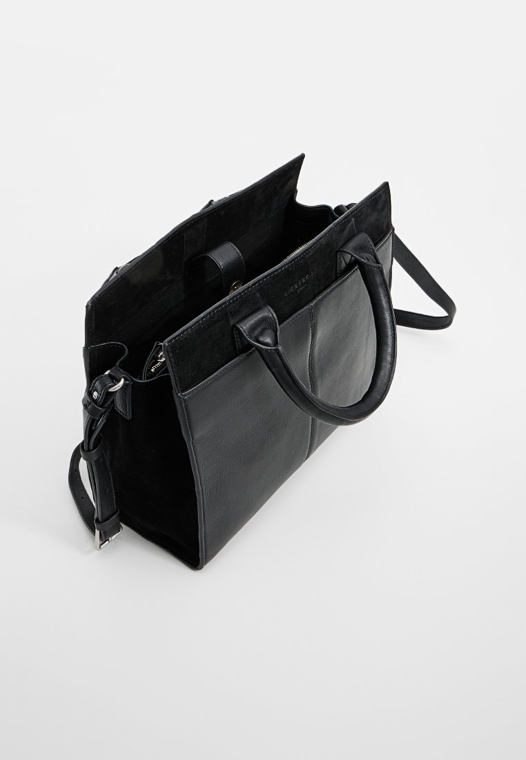 Schwarze Lederhandtasche mit Wildleder-Oberfläche, ausgestattet mit zwei Griffen und einem verstellbaren Schultergurt. Offenes Oberteil mit einem geräumigen Innenraum.
