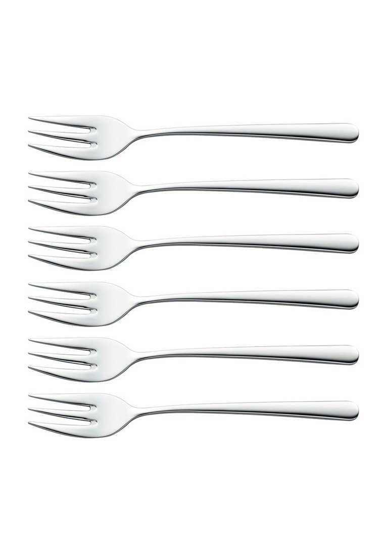 Fem identiska polerade gafflar i rostfritt stål med tre taggar, arrangerade horisontellt i en vertikal rad på en vit bakgrund.