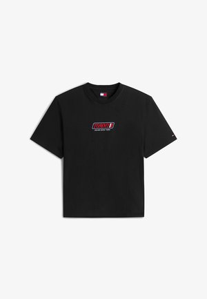 Fekete rövid ujjú, kerek nyakú póló piros, fehér és kék "Tommy Jeans New York" logóval a mellkason, és kis zászlóval a bal ujján.