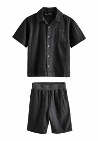 Chemise noire à manches courtes boutonnée avec poche poitrine et short noir assorti à taille élastique, tous deux en tissu léger.