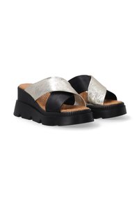 Zwarte en metallic zilveren platformsandalen met kruisbanden, voorzien van een getextureerde kurkinlegzool en rubberen zool, met een dikke, geribbelde hak.