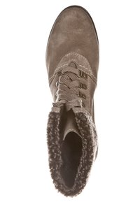 Stivale in suede marrone per l'inverno con foderatura in pelliccia spessa e lacci sulla parte anteriore con occhielli in metallo, visto dall'alto.