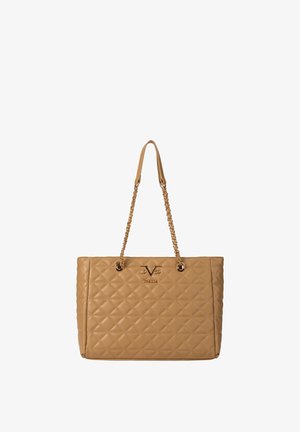 Lichtbruine doorgestikte leren tas met gouden kettinghengsels en een klein gouden logo-embleem in het midden van het voorpaneel.