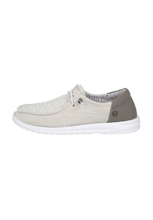 Zapatos slip-on de color gris claro con parte superior de tela texturizada, suela de goma blanca y un acento gris oscuro en el talón. El interior tiene un forro a rayas.