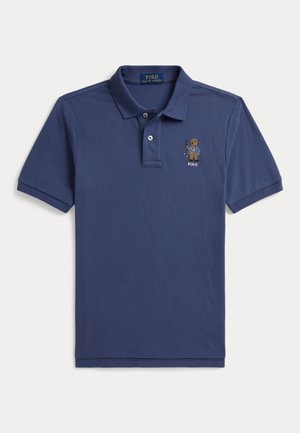 Polo bleu marine à manches courtes avec col, deux boutons et un ours en peluche brodé tenant une canne à pêche sur la poitrine gauche.