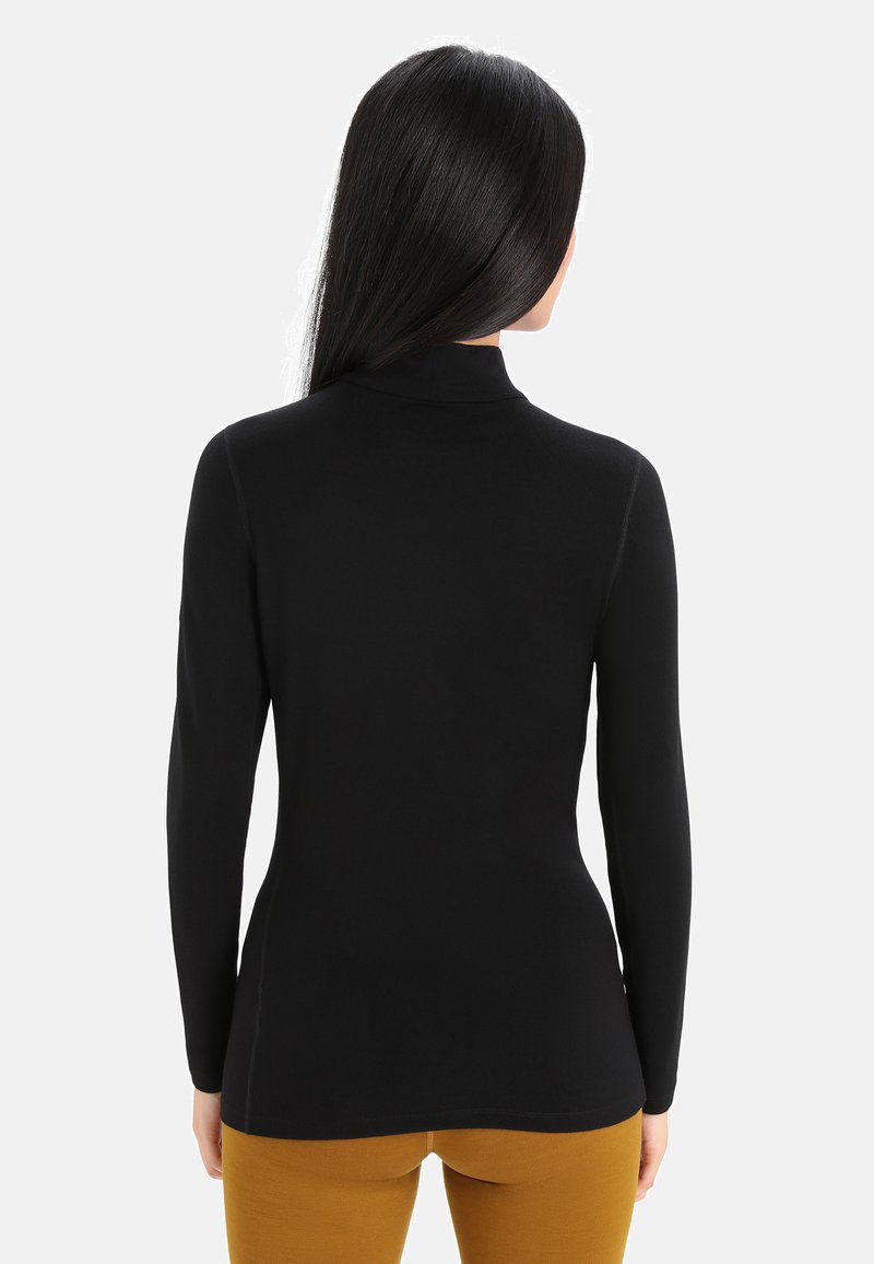 Sort langærmet turtleneck-top med en tætsiddende design og glat tekstur, der har en høj krave og sømløst syning.