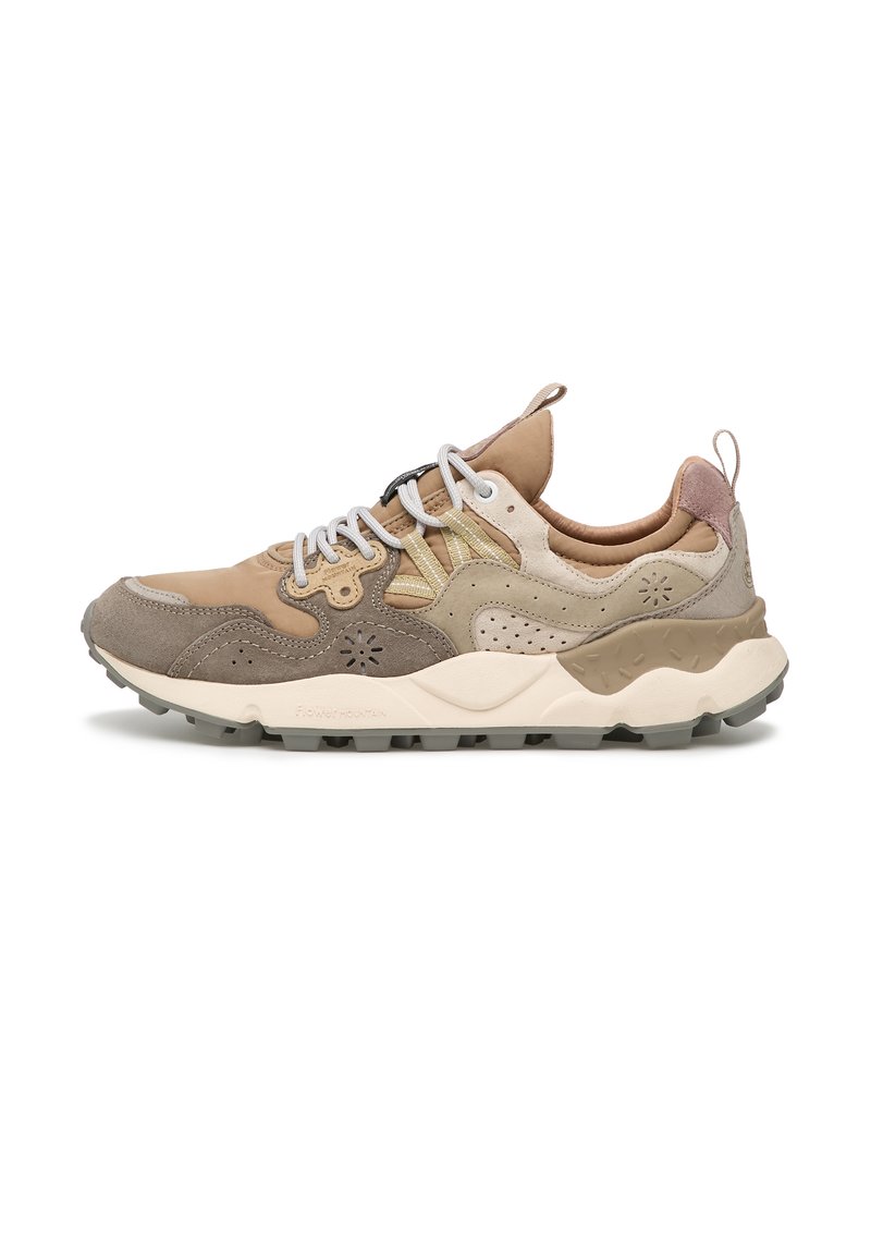 Schuh aus einer Mischung von beigem, braunem und grauem Wildleder und Leder. Verfügt über eine klobige weiße Sohle, strukturierte Akzente und eine markante Schnürung.