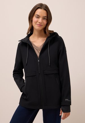 Veste softshell noire avec un zip sur le devant, capuche ajustable et deux poches avant. Comprend des poignets élastiques et un logo sur la manche.