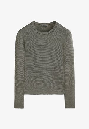 Szary prążkowany sweter z długim rękawem i okrągłym dekoltem, o dopasowanym kroju, dzianinowej fakturze i prostym wzorze, rozłożony na płasko na białym tle.