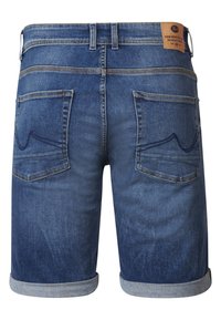 Shorts de mezclilla en azul medio con un aspecto desvanecido. Presentan dobladillos enrollados, dos bolsillos traseros y detalles cosidos en los bolsillos.