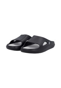 Sandales noires à enfiler avec un design ouvert, fabriquées en caoutchouc. Présentent des découpes sur les côtés et une semelle intérieure blanche rembourrée.