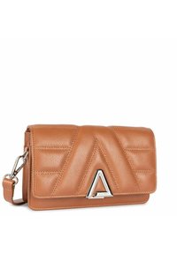 Borsa a tracolla in pelle tan con motivo a chevron trapuntato, accentuata da un triangolo in metallo argentato, chiusura a pattina magnetica e tracolla removibile.