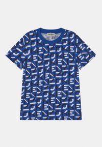 Modrá tričko s výrazným opakujícím se vzorem slova "KENZO" v černé a bílé. Klasický design s kruhovým výstřihem a krátkými rukávy.