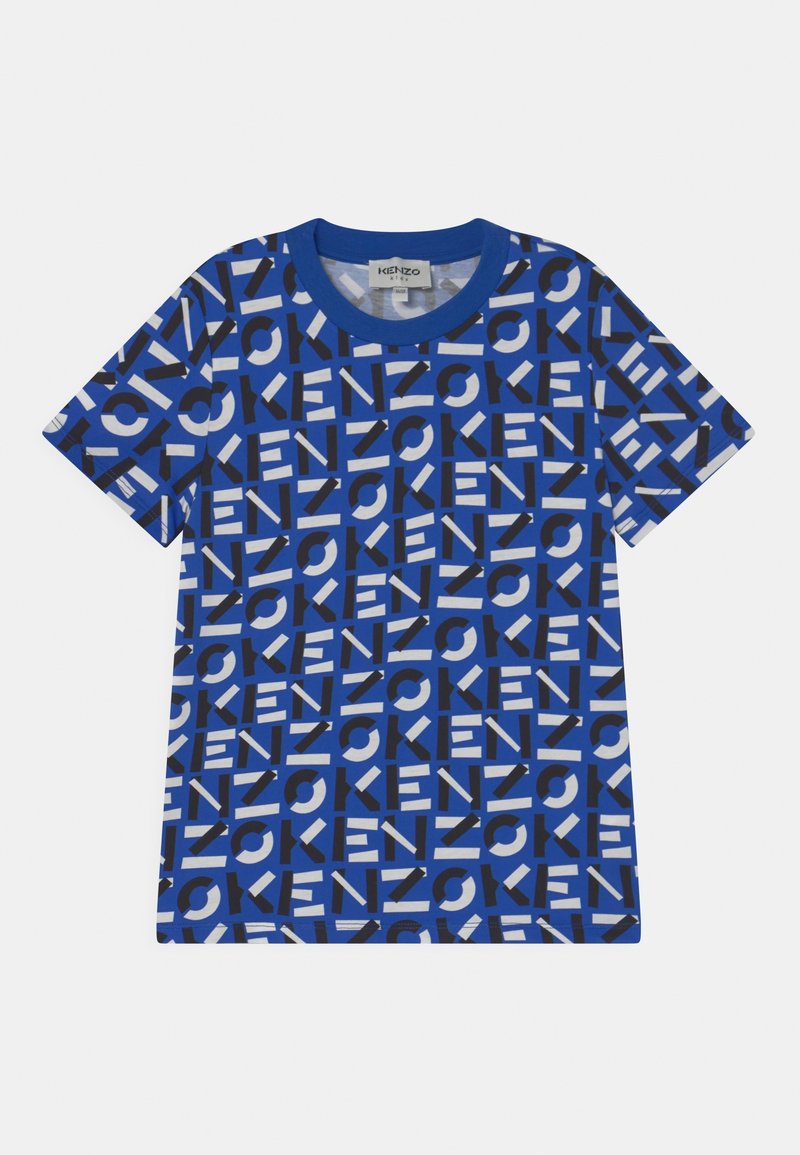 Modrá tričko s výrazným opakujícím se vzorem slova "KENZO" v černé a bílé. Klasický design s kruhovým výstřihem a krátkými rukávy.
