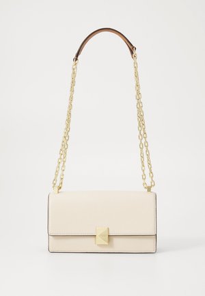 Sac à main en cuir beige de forme rectangulaire, avec une chaîne dorée et une bandoulière en cuir, présentant un fermoir géométrique et des détails de piqûre minimalistes.