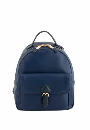 Marineblauer Leder-Rucksack mit vorderer Tasche mit Schnalle, goldfarbenen Reißverschlussanhängern und einem oberen Tragegriff, dargestellt vor einem weißen Hintergrund.