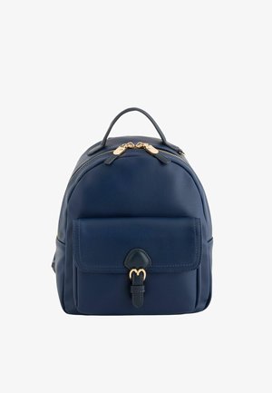 Marineblauer Leder-Rucksack mit vorderer Tasche mit Schnalle, goldfarbenen Reißverschlussanhängern und einem oberen Tragegriff, dargestellt vor einem weißen Hintergrund.