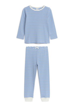 Kinder pyjama set met een top met lange mouwen en een broek met blauwe en witte horizontale strepen en witte boorden aan de broek.