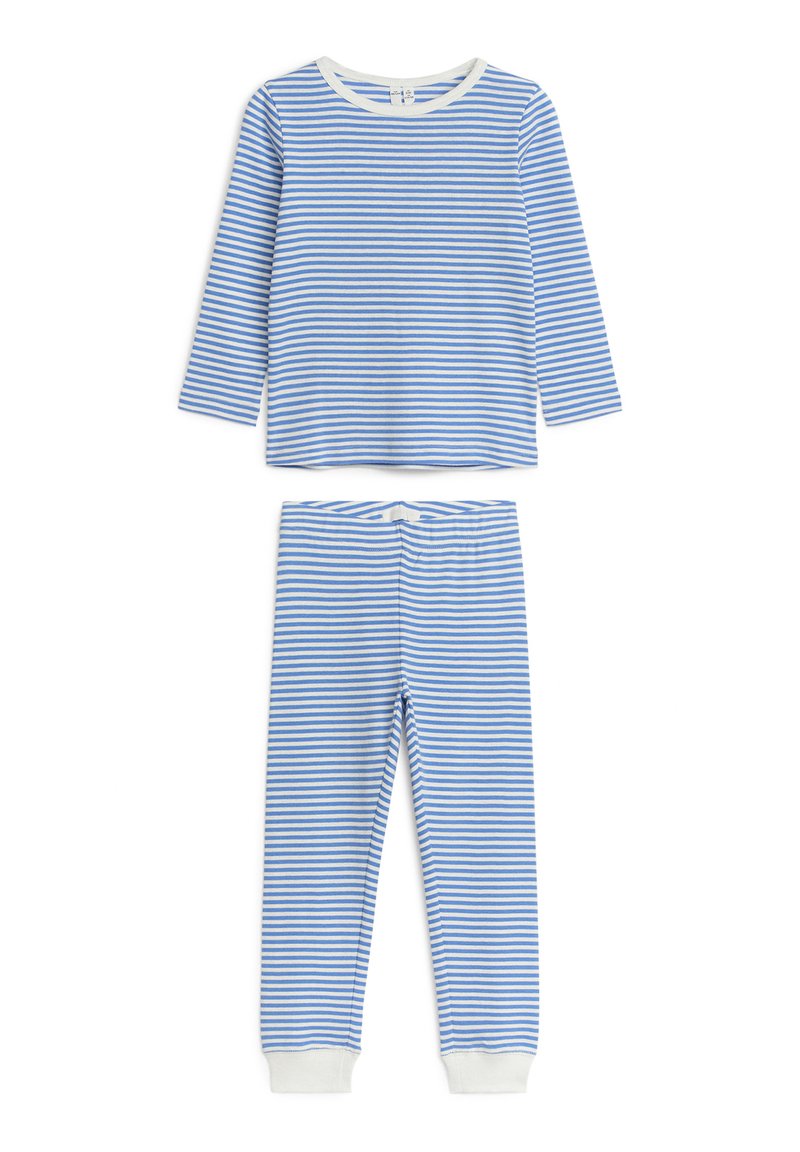 Ensemble pyjama enfant avec haut à manches longues et pantalon à rayures horizontales bleues et blanches, poches blanches au pantalon.