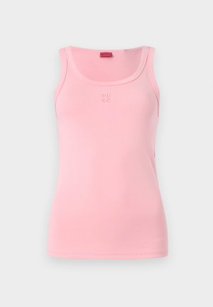 Débardeur sans manches rose en coton doux, avec un col rond et un petit logo "HUGO" brodé sur le devant.
