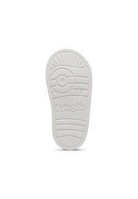 Semelle de chaussure blanche en caoutchouc présentant un motif texturé avec des rainures, des accents circulaires et le nom de marque "Falcotto" embossé à la surface.