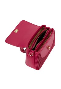 Sac à main en cuir rose avec texture plissée, quincaillerie dorée, fermeture magnétique et deux compartiments intérieurs. Le rabat ouvert révèle la doublure intérieure.