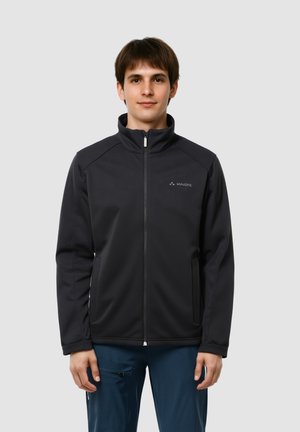 Giacca softshell nera con colletto alto, zip frontale e tasche laterali; presenta una texture liscia e un logo discreto sul petto.
