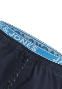Marineblauwe zwemshorts met een lichtblauwe elastische tailleband; voorzien van witte logo-tekst en koordjes met zwarte accenten.