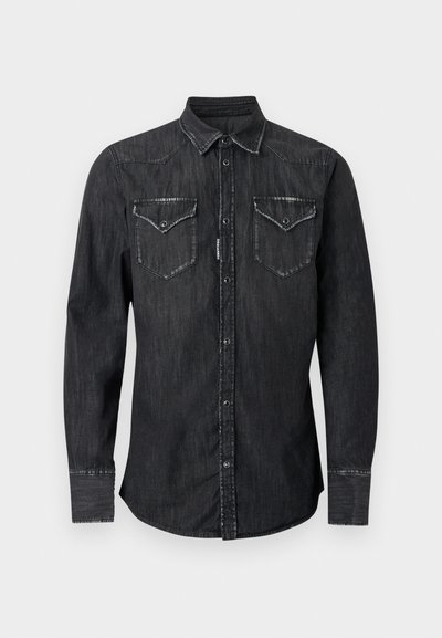 Μαύρο μακρυμάνικο πουκάμισο από τζιν με κούμπωμα με κουμπιά μπροστά, μυτερό γιακά και δύο τσέπες στο στήθος με καπάκι και κουμπιά.