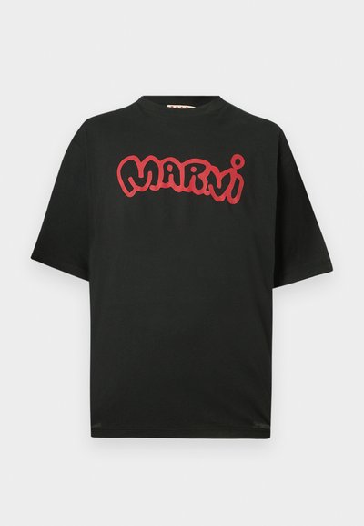 Μαύρο κοντομάνικο T-shirt με κόκκινο στυλιζαρισμένο κείμενο «Marni» στο στήθος, με στρογγυλή λαιμόκοψη και άνετη εφαρμογή.