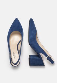 Ein Paar blaue Wildleder-Slingback-Absätze mit spitzen Zehen und Blockabsätzen, ein Schuh in der Draufsicht, der andere in der Seitenansicht vor weißem Hintergrund.