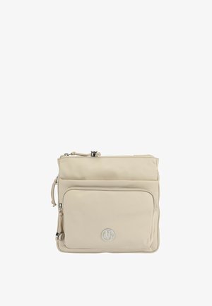 Beżowa prostokątna torba na ramię z przednią kieszenią na zamek, zamknięciem na zamek u góry oraz okrągłą srebrną emblematem z logo.