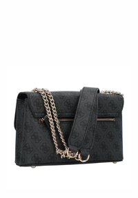 Černá texturovaná kožená kabelka se zlatými řetízkovými doplňky, kapsou na zip a odnímatelným popruhem. Na povrchu je vzor s logem.