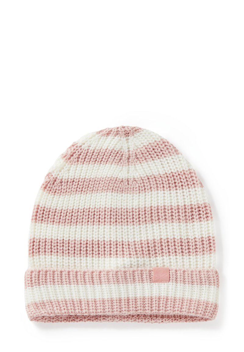 Pruhovaná pletená čepice v růžové a krémové barvě, s měkkou texturou, ohrnutým lemem a malou textilní štítkem po straně.