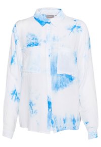 Camicia bianca con un motivo tie-dye blu, due tasche sul petto, maniche lunghe e collo classico. Texture del tessuto morbida.