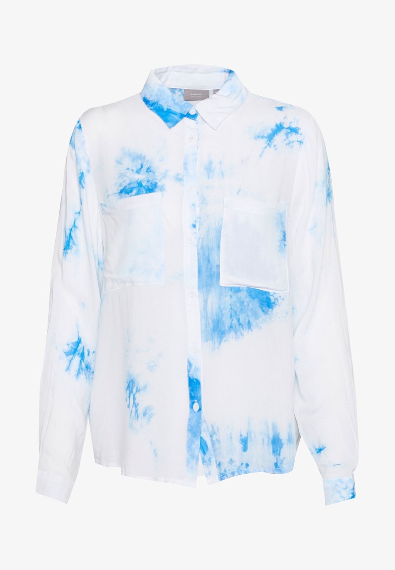 Weißes Hemd mit Knöpfen, das ein blaues Batikmuster zeigt, zwei Brusttaschen, lange Ärmel und einen Kragen hat. Weiche Stofftextur.