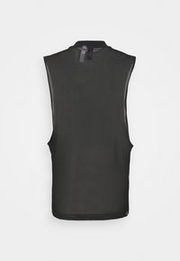 Débardeur de sport noir sans manches avec col montant et étiquette arrière visible sur fond blanc uni.