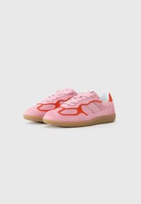 Ténis de camurça rosa com detalhes em laranja, apresentando uma biqueira arredondada e um design de atacadores texturizado, complementados por uma sola de borracha.