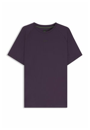 T-shirt a maniche corte, con scollo rotondo in tessuto viola scuro, caratterizzato da maniche raglan e un sottile logo verde "BOSS" sul petto.