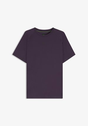 T-shirt a maniche corte, con scollo rotondo in tessuto viola scuro, caratterizzato da maniche raglan e un sottile logo verde "BOSS" sul petto.