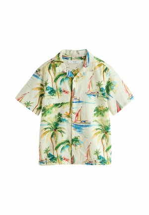 Kurzärmliges Hemd mit Knöpfen und tropischem Muster aus Palmen, Segelbooten und Wasser in Grün-, Blau-, Rot- und Gelbtönen auf cremefarbenem Stoff.