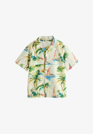 Cămașă cu mânecă scurtă și nasturi, cu imprimeu tropical de palmieri, bărci cu pânze și apă în nuanțe de verde, albastru, roșu și galben pe material crem.