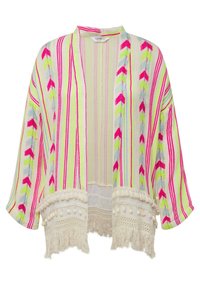 Kolorowy kardigan w stylu kimono w białym kolorze, z wyraźnymi, wielokolorowymi paskami i wzorem strzałek, ozdobiony teksturowaną frędzlami i pomponami.