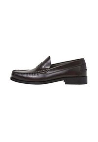 Donkergroene leren loafers met stiksel en een kwastaccent, beschikt over een platte rubberen zool en een gladde afwerking.