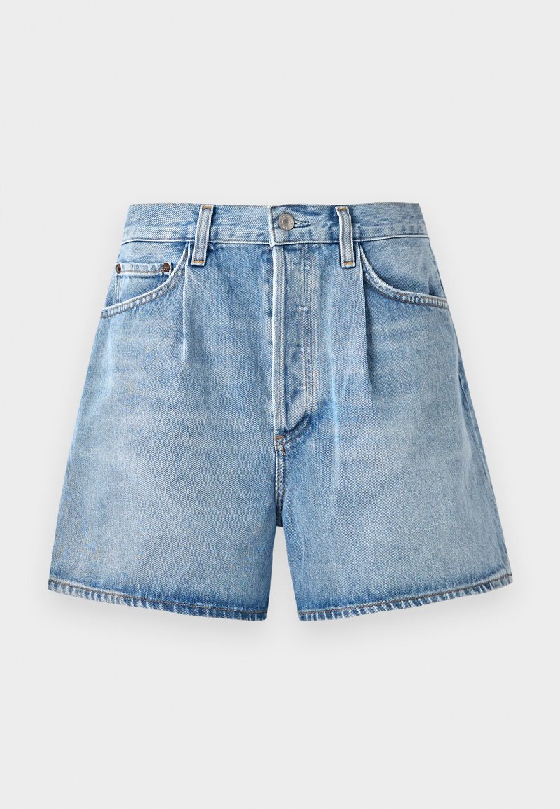 Shorts en denim bleu clair à taille haute, présentant une fermeture à bouton et à zip, des poches avant et un ourlet effiloché.