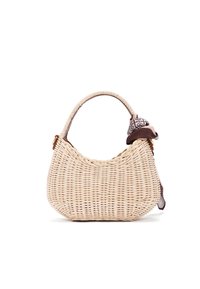 Bolso de mano de ratán tejido en un color beige claro, con forma curva y una bufanda de seda marrón con estampado atada al asa.