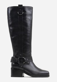 Botte noire en cuir, arrivant jusqu'au genou, avec un bout carré, un talon effilé, un accent de boucle et des détails de couture verticale. Texture lisse et finition brillante.