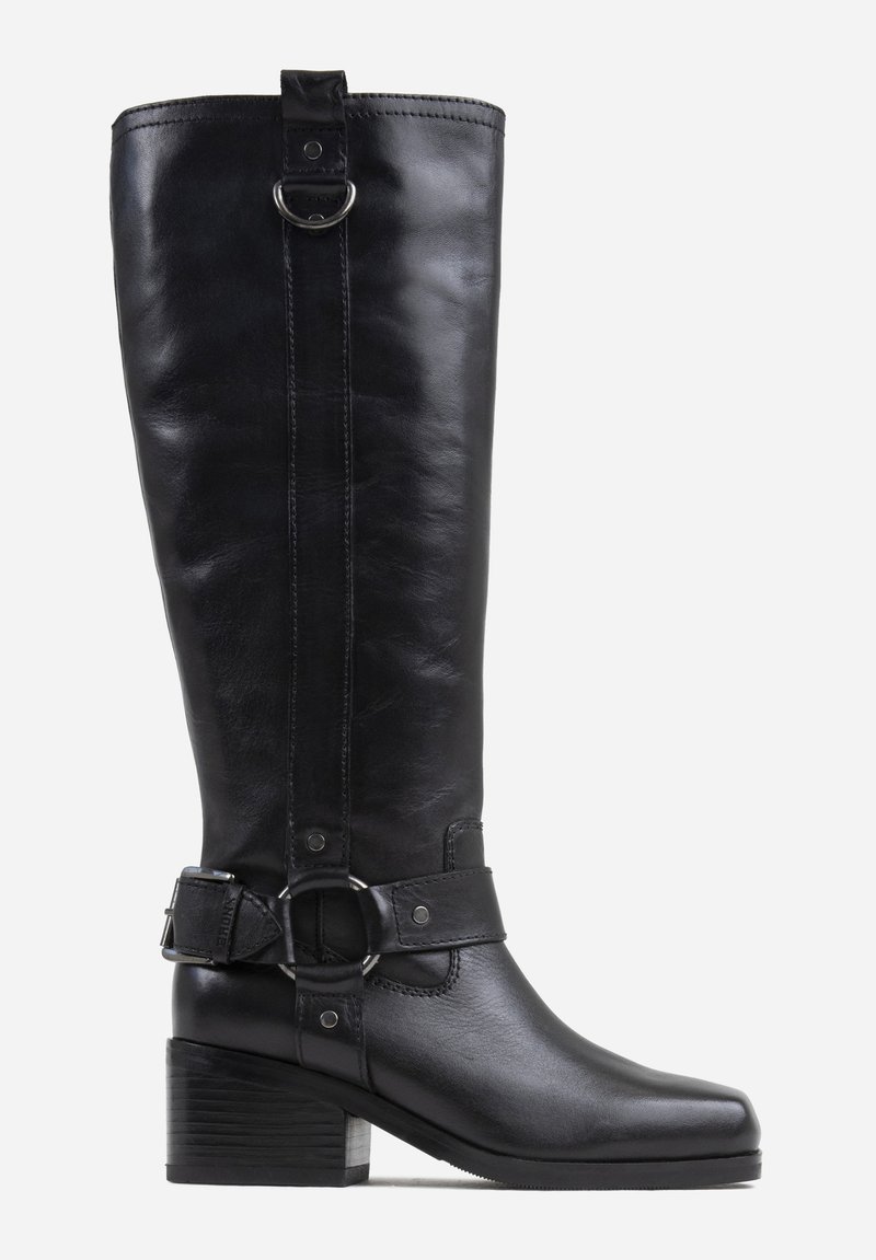 Botte noire en cuir, arrivant jusqu'au genou, avec un bout carré, un talon effilé, un accent de boucle et des détails de couture verticale. Texture lisse et finition brillante.